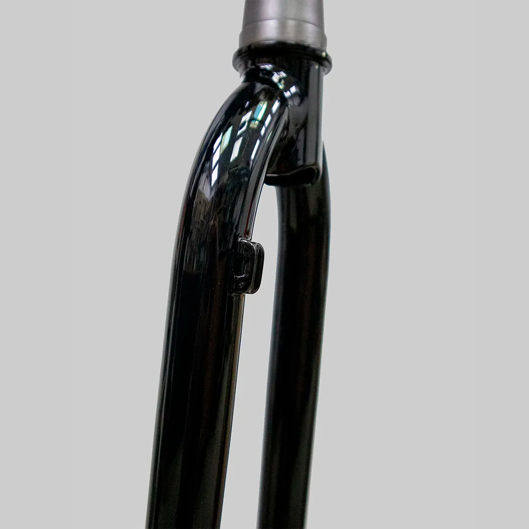 Detalle de la guía de cable de la Oxia Fork 26