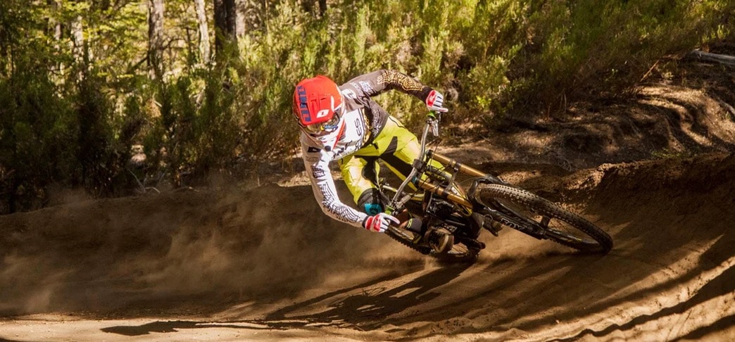 Ciclista de MTB tomando una curva