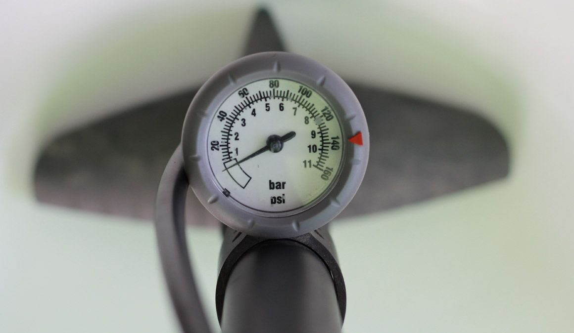 Analogue pressure gauge for bicycle tyres